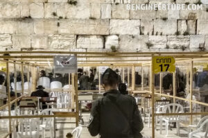 Western Wall Soldier Social Distancing